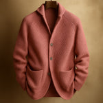 ALDRIC™ | Ribbet Cardigan – Materiale-Integritet & Skandinavisk Komfort ✨