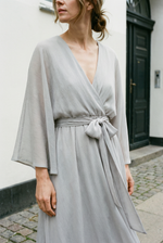 Marta™ | Chiffonkjole med V-hals – Elegant Fald & Feminin Stil ✨